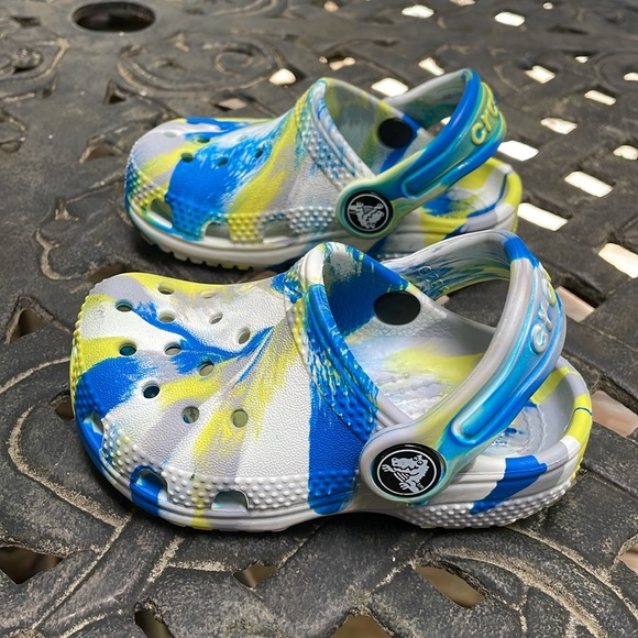 CROCS Toddler Size 5.  Brand new.  Never worn.  Marbled Blue/Yelllow/White - Picture 2 of 5